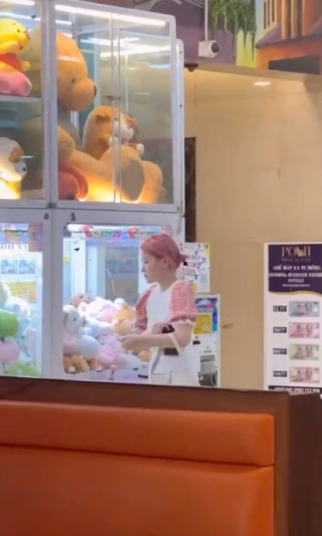 Dù hình ảnh không quá rõ nét nhưng nhiều người vẫn nhận thấy vẻ ngoài nổi bật nhờ mái tóc hồng, làn da trắng của Chao.