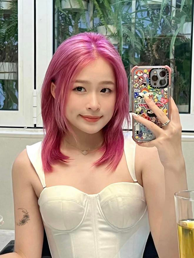 Chưa hết, rich kid Chao còn sở hữu kênh TikTok hàng triệu follow, đồng thời quản lý hàng loạt chuỗi cửa hàng online và nhận làm quảng cáo cho nhiều nhãn hàng.