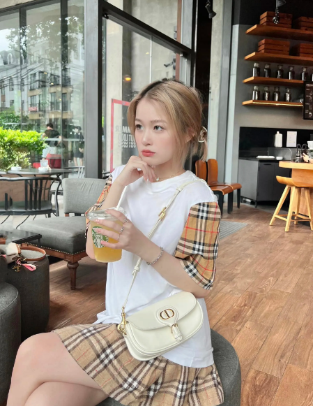 Chao đang là sinh viên trường Đại học New York (Mỹ) - một trong những ngôi trường đắt đỏ bậc nhất nước Mỹ với mức học phí và tiền ký túc xá là 82.510 đô/năm (khoảng 1,89 tỷ VNĐ).