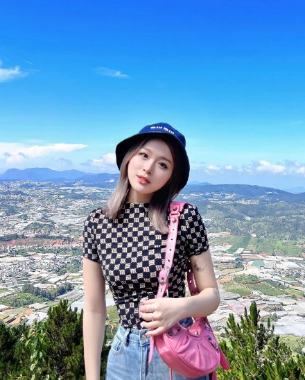 Cô nàng còn được biết tới khi kinh doanh, tự lập tài chính từ sớm và có nhiều pha “quẹt thẻ” khiến nhiều người trầm trồ. Ảnh: Tổng hợp