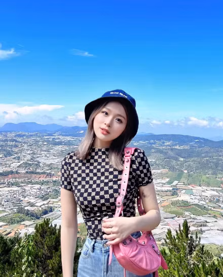 Cô nàng còn được biết tới khi kinh doanh, tự lập tài chính từ sớm và có nhiều pha “quẹt thẻ” khiến nhiều người trầm trồ. Ảnh: Tổng hợp