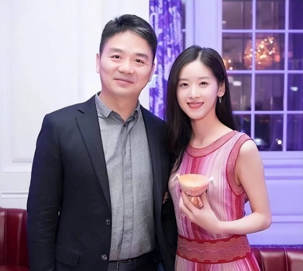 Ở thời điểm nổi tiếng, hot girl xứ Trung này khiến netizen "dậy sóng" với thông tin kết hôn với tỷ phú hơn cô 19 tuổi, đó là Lưu Cường Đông, CEO sinh năm 1974 của tập đoàn Kinh Đông, đơn vị chủ quản của website mua bán trực tuyến jd.com - đối thủ cạnh tranh của tập đoàn Alibaba nổi tiếng.