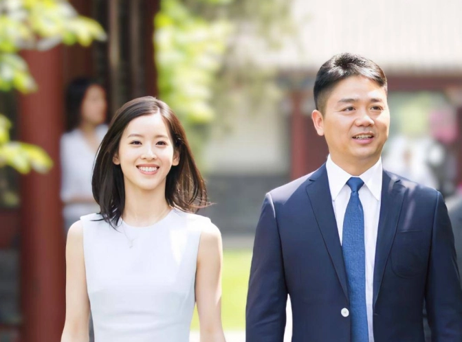 Mặc dù hiếm khi chia sẻ về cuộc sống riêng tư nhưng hot girl trà sữa một thời vẫn thường xuyên gây chú ý mỗi lần xuất hiện bên cạnh chồng.