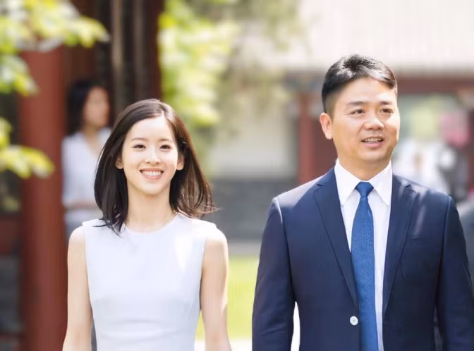 Mặc dù hiếm khi chia sẻ về cuộc sống riêng tư nhưng hot girl trà sữa một thời vẫn thường xuyên gây chú ý mỗi lần xuất hiện bên cạnh chồng.