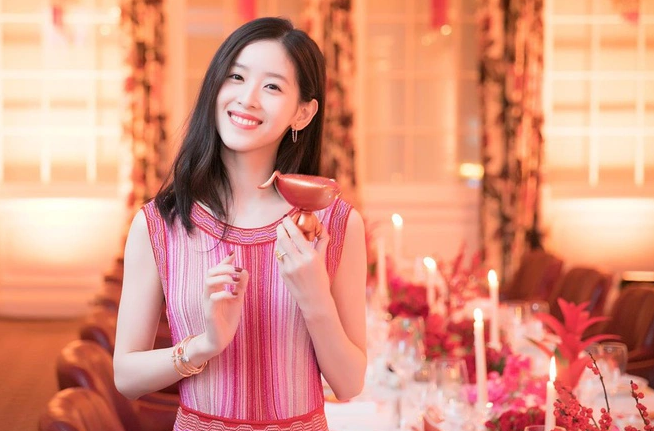 Không chỉ sở hữu nhan sắc ngọt ngào, Chương Trạch Thiên cũng gây ấn tượng với thành tích học tập cực khủng khi thi đậu vào Đại học Thanh Hoa, một trong những ngôi trường danh tiếng bậc nhất Trung Quốc. Sau đó, cô lại tiếp tục tham gia chương trình trao đổi tại Đại học Barnard, Mỹ.