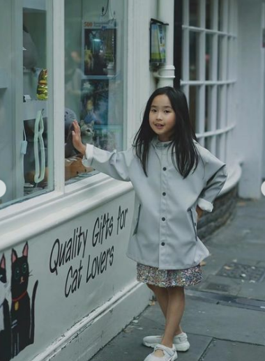 Có thể thấy Tiểu Man giờ đây đã rất ra dáng chị gái, thường xuyên chơi đùa và trông chừng em giúp bố mẹ.