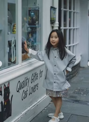 Có thể thấy Tiểu Man giờ đây đã rất ra dáng chị gái, thường xuyên chơi đùa và trông chừng em giúp bố mẹ.