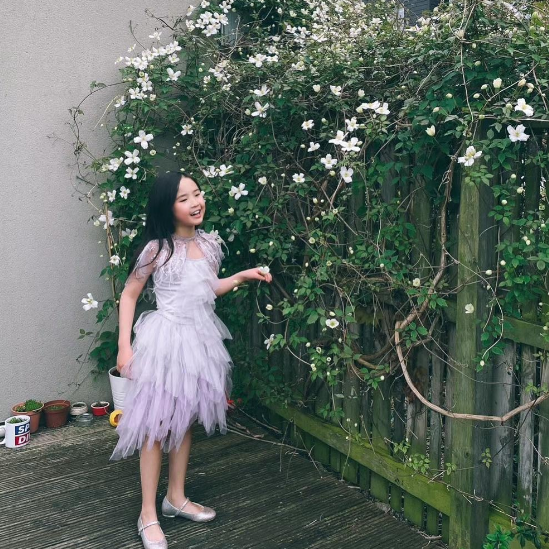 Sau 7 năm nổi tiếng, Tiểu Man giờ đã lớn, không còn tóc mái bằng ngộ nghĩnh ngày nào, cô bé giờ điệu đà hơn với mái tóc dài xinh xắn.