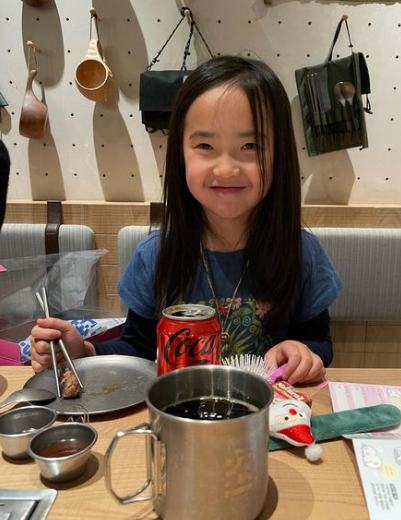 Nhìn quá trình trưởng thành của cô bé, không ít người cảm thấy ngạc nhiên vì ngoại hình của Tiểu Man giờ khá khác xưa.