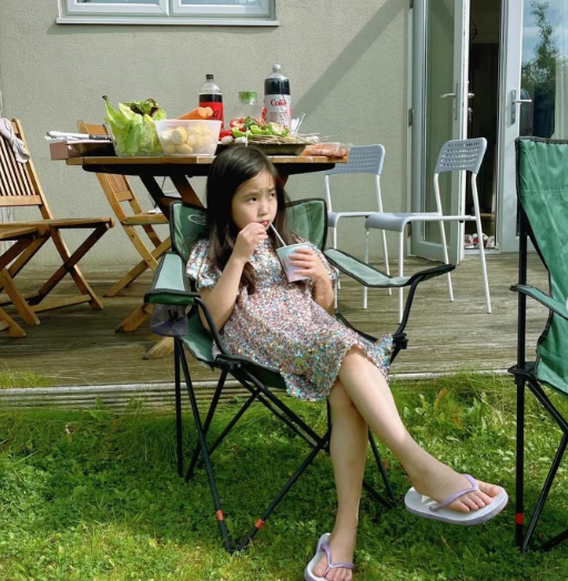 Mẹ Tiểu Man không còn chia sẻ nhiều clip ăn uống của con gái, thay vào đó là những hình ảnh ghi lại hoạt động thường ngày của em bên gia đình.