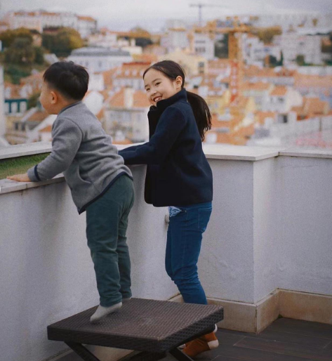 Bé không còn là một nhóc tì bụ bẫm với đôi má bánh bao và mái tóc "bát úp" ngộ nghĩnh. Thế nhưng dù đổi khác, Tiểu Man vẫn vô cùng xinh xắn, đáng yêu.