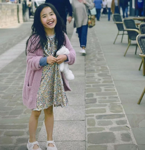 Bên cạnh đó, "thánh ăn nhí" cũng đã trở thành chị cả trong nhà vì mẹ sinh thêm em. Mẹ của Tiểu Man đã chia sẻ không ít hình ảnh 2 thiên thần nhỏ của mình.