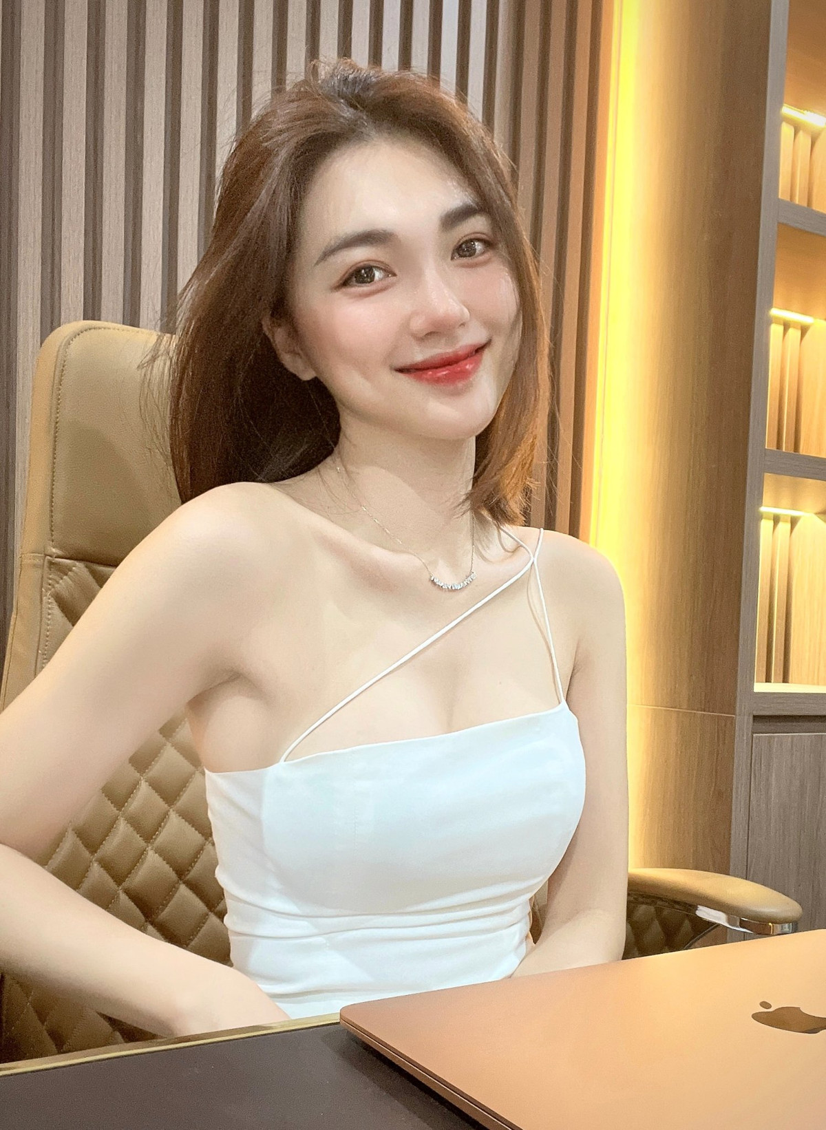 Người đẹp 9x này còn cho biết, cô rất thích trang phục áo dài truyền thống của Việt Nam và có thể trong tương lai cô sẽ đăng ký tham gia cuộc thi Hoa khôi áo dài. Ảnh: FBNV