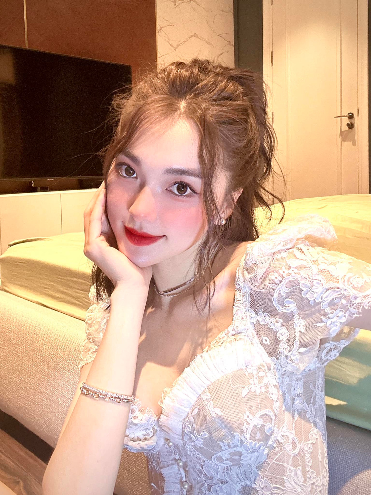 Tình cũ Phan Văn Đức sinh năm 1994 tại Nghĩa Khánh, Nghĩa Đàn, Nghệ An. Cô từng giành giải Á khôi và Thí sinh được yêu thích nhất tại cuộc thi “Duyên dáng nữ sinh Nông nghiệp” do Học viện Nông nghiệp Việt Nam tổ chức đầu năm 2017.