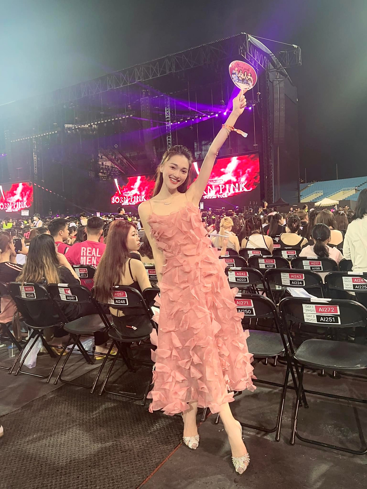 Cô có số đo ba vòng 82-63-88, sở hữu gương mặt đẹp ăn hình cùng nụ cười sáng. Chiều cao 1,65m là điểm trừ của người đẹp này.