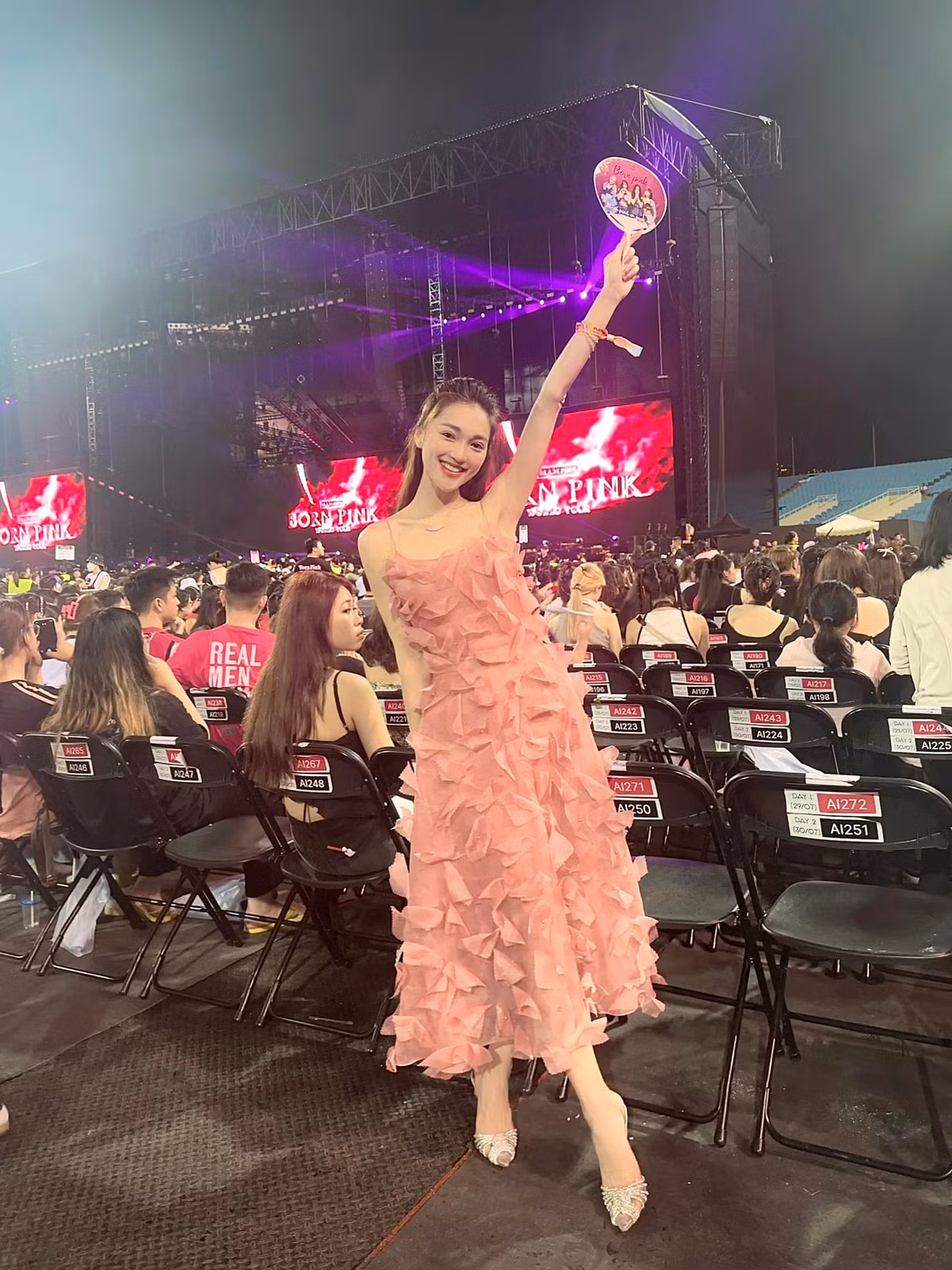 Cô có số đo ba vòng 82-63-88, sở hữu gương mặt đẹp ăn hình cùng nụ cười sáng. Chiều cao 1,65m là điểm trừ của người đẹp này.