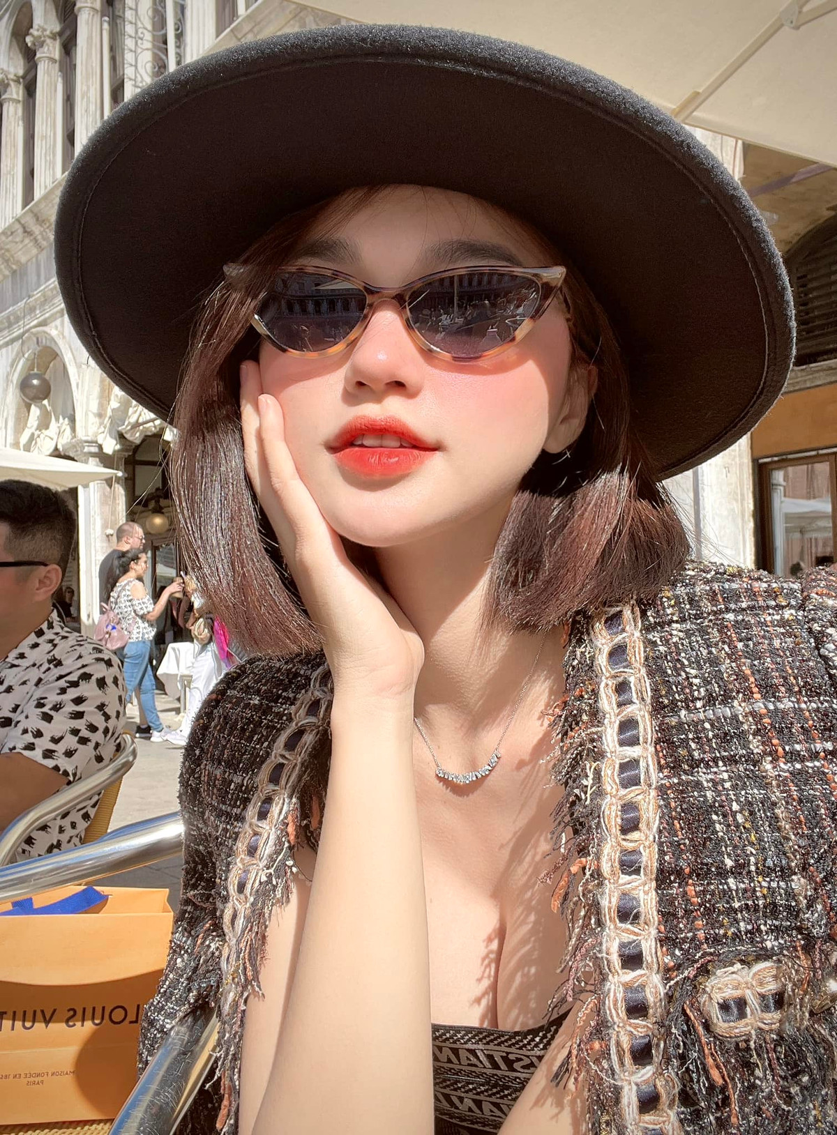 Ngọc Nữ thường xuyên khoe dáng với bộ bikini 1 mảnh, khoe đôi chân dài hút mắt.