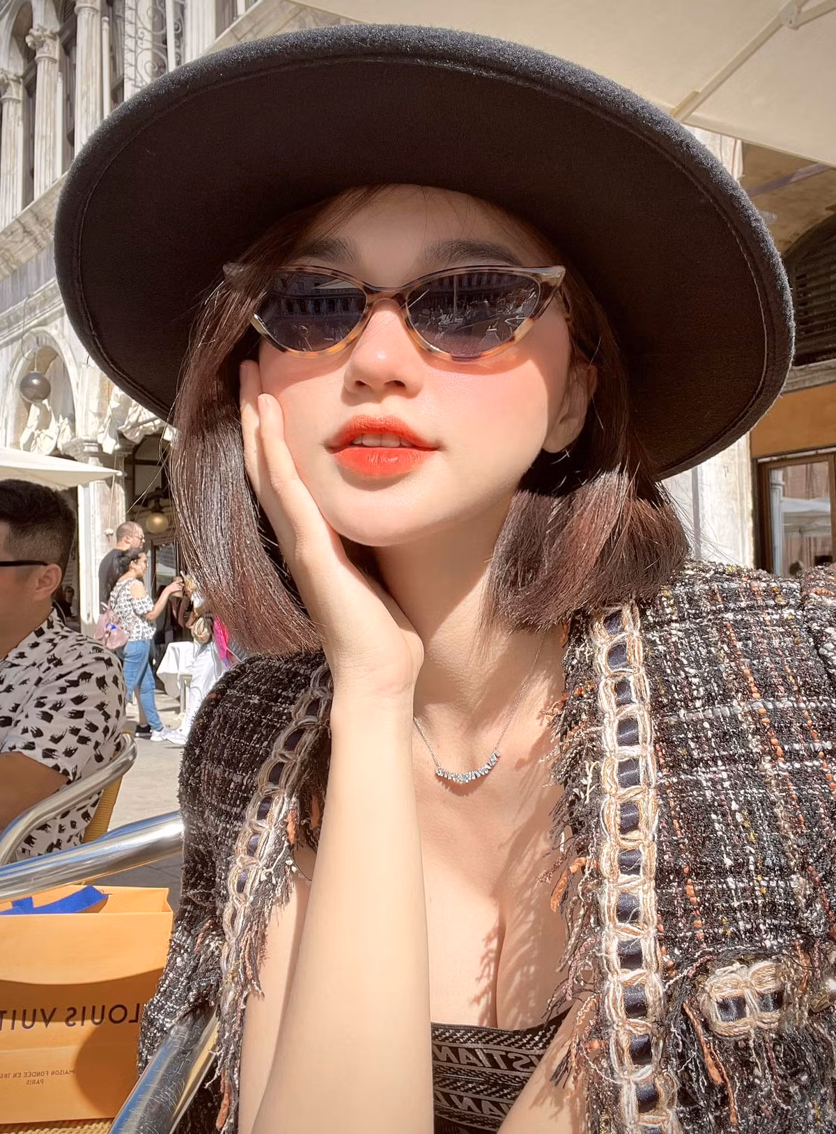 Ngọc Nữ thường xuyên khoe dáng với bộ bikini 1 mảnh, khoe đôi chân dài hút mắt.