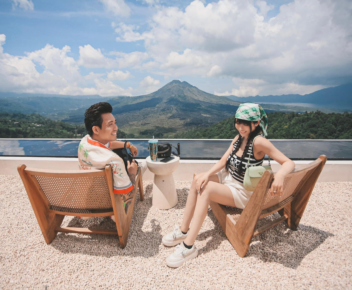 Nếu theo dõi Mina Phạm trên mạng xã hội, có lẽ nhiều người sẽ bị choáng ngợp bởi cuộc sống sang chảnh với toàn đồ hiệu của bà mẹ.