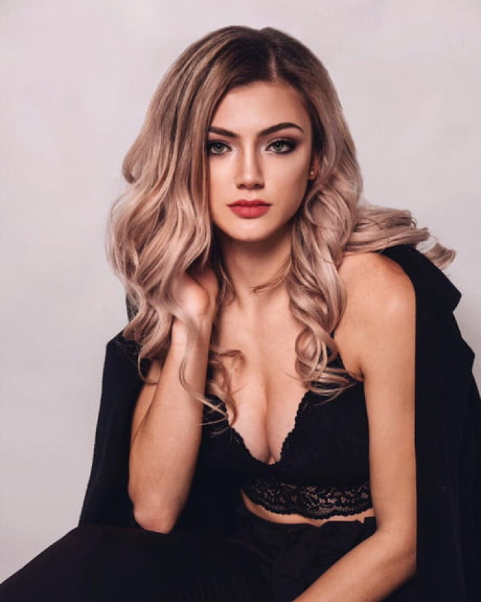 Đăng tải những bức ảnh đẹp tự nhiên và năng động trên Instagram cá nhân, cô đã thu hút hàng nghìn lượt theo dõi và tạo nên một cộng đồng người hâm mộ nồng nhiệt.