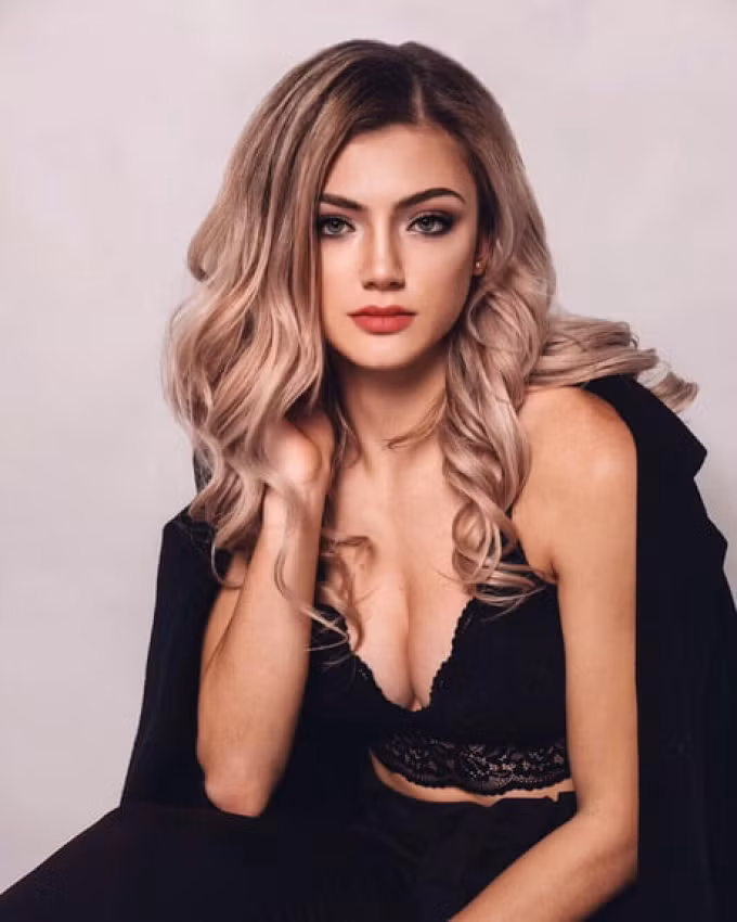 Đăng tải những bức ảnh đẹp tự nhiên và năng động trên Instagram cá nhân, cô đã thu hút hàng nghìn lượt theo dõi và tạo nên một cộng đồng người hâm mộ nồng nhiệt.