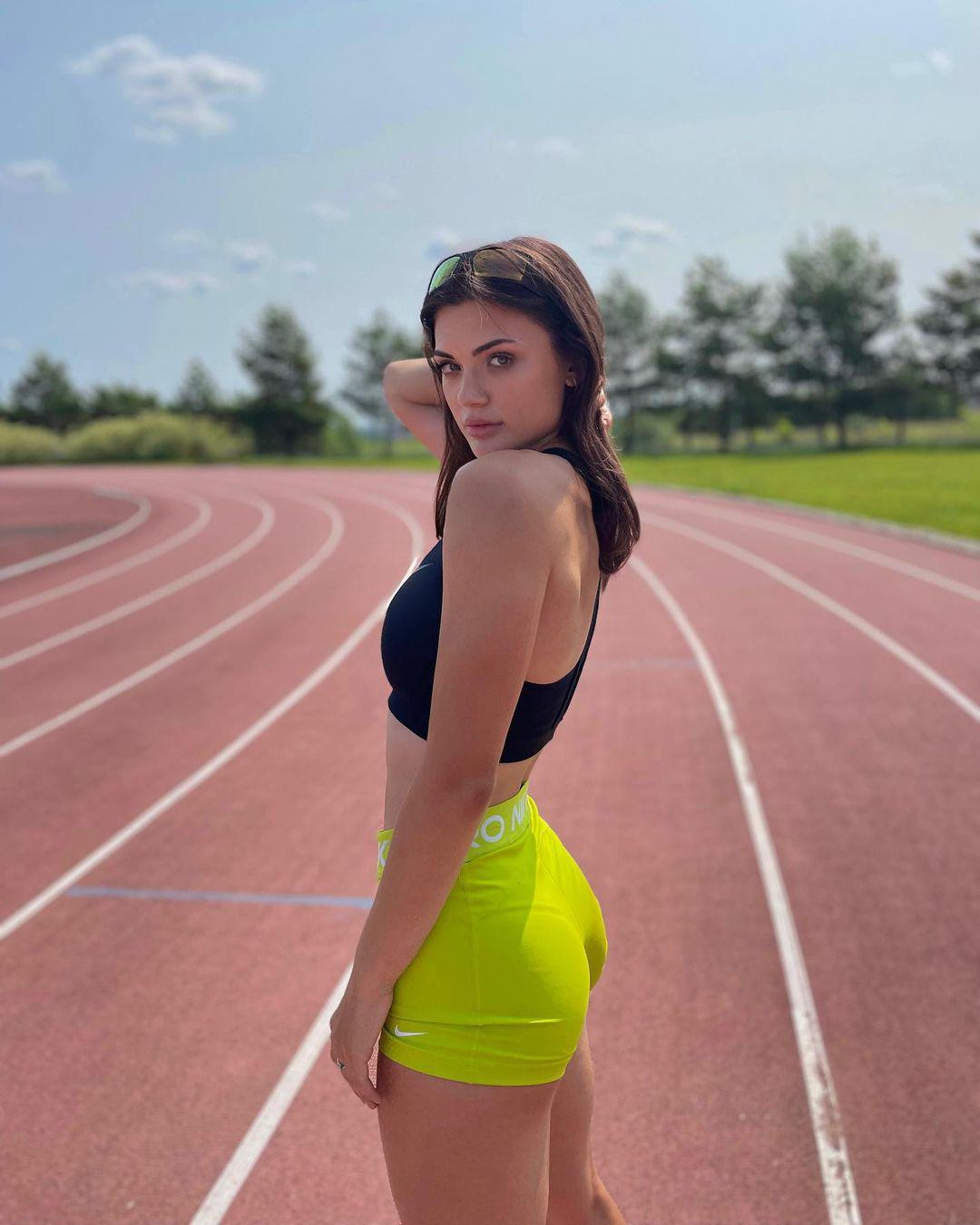 Từng có thành tích thi đấu môn nhảy xa khá tốt ở Nga, khi sang Mỹ cô tiếp tục theo đuổi sự nghiệp điền kinh khi tham gia thi đấu ở một sự kiện thể thao tại trường học.