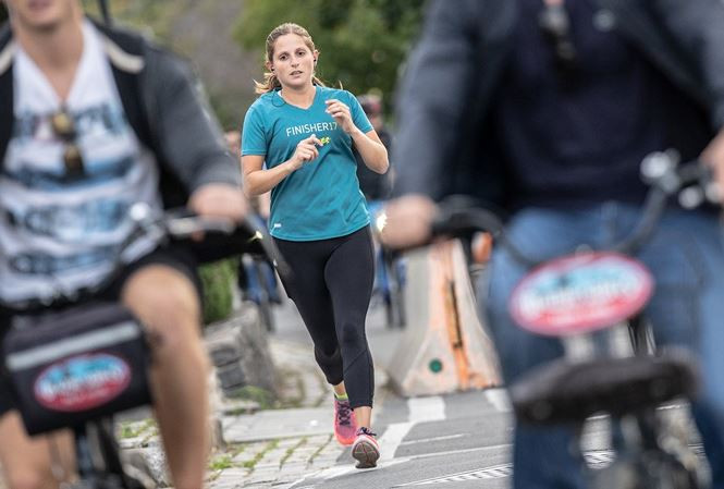 Vi sao chay bo khien ban tre hon?