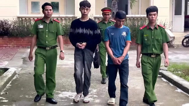 Bắt giữ 2 đối tượng mạo danh cán bộ trường sĩ quan lừa đảo Bat giu 2 doi tuong mao danh can bo truong si quan lua dao