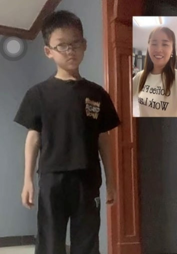 Cau be 10 tuoi thuong xuyen goi cho nguoi giong het me minh