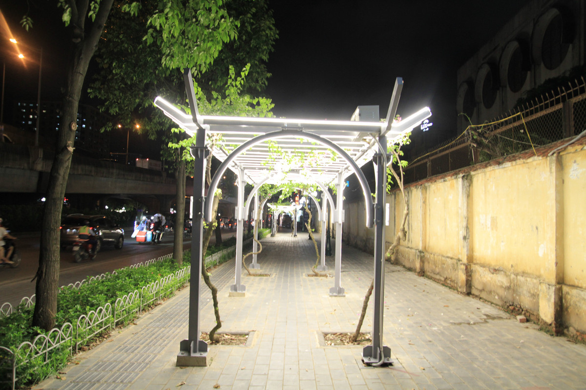 Ha Noi: Gian hoa doc dao tren via he duong Khuat Duy Tien-Hinh-19