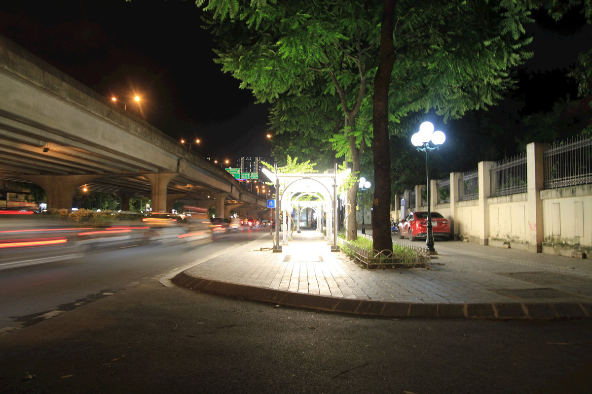 Ha Noi: Gian hoa doc dao tren via he duong Khuat Duy Tien-Hinh-14