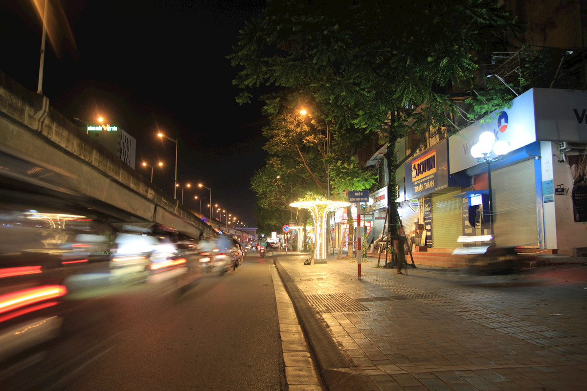 Ha Noi: Gian hoa doc dao tren via he duong Khuat Duy Tien-Hinh-10