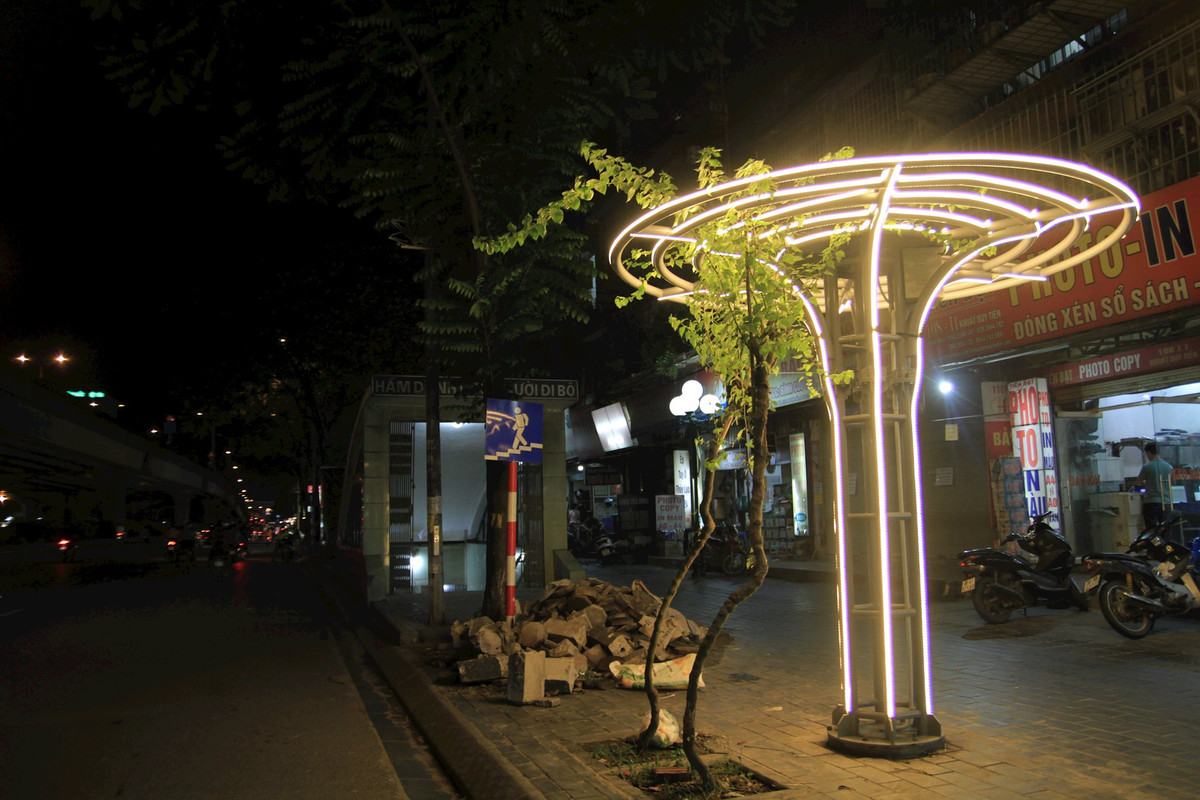 Ha Noi: Gian hoa doc dao tren via he duong Khuat Duy Tien-Hinh-8