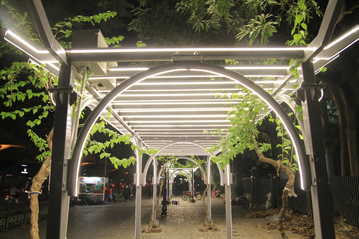 Ha Noi: Gian hoa doc dao tren via he duong Khuat Duy Tien-Hinh-21