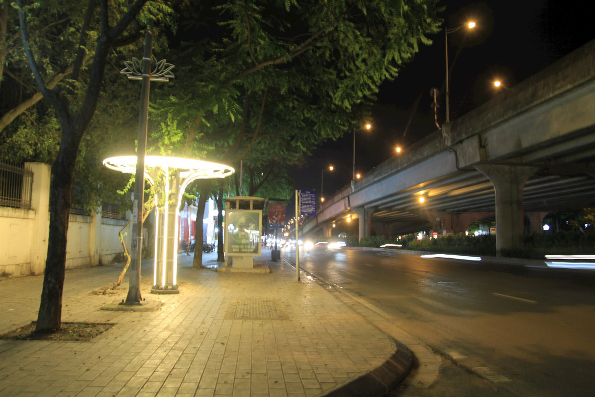 Ha Noi: Gian hoa doc dao tren via he duong Khuat Duy Tien-Hinh-20