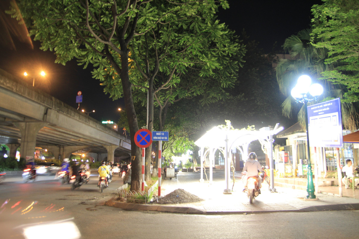 Ha Noi: Gian hoa doc dao tren via he duong Khuat Duy Tien-Hinh-9