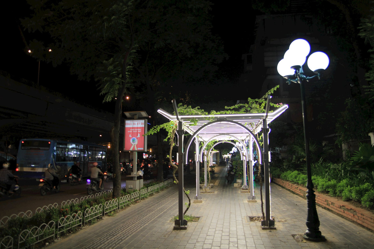 Ha Noi: Gian hoa doc dao tren via he duong Khuat Duy Tien-Hinh-4