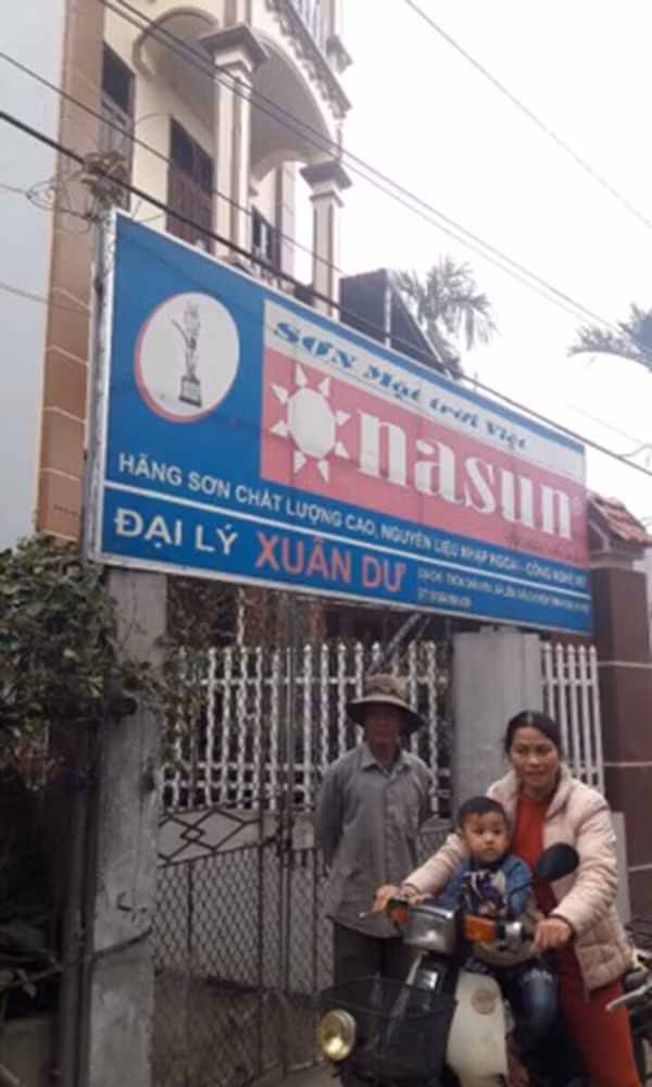 Người dân địa phương túc trực trước cửa gia đình bà Phượng với hy vọng đòi lại được tiền...