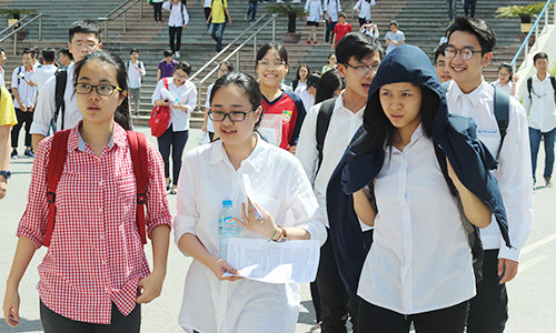Các thí sinh tại Hà Nội tham dự một kỳ thi tuyển sinh trong năm 2017.