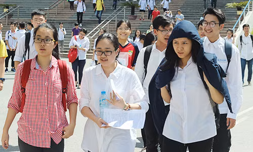 Các thí sinh tại Hà Nội tham dự một kỳ thi tuyển sinh trong năm 2017.