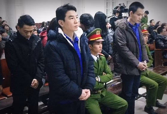 Cựu Tổng Giám đốc sàn vàng Khải Thái cùng các bị cáo đứng trước vành móng ngựa, nghe tòa tuyên án.