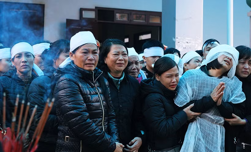 Theo gia đình Trung tá Trần Văn Vang, trước đây, vợ chồng anh rất vất vả, phải thuê nhà để ở và mới đây nhờ sự giúp đỡ của bạn bè, đồng nghiệp anh mới xây được ngôi nhà cấp 4 thì nay lại ra đi