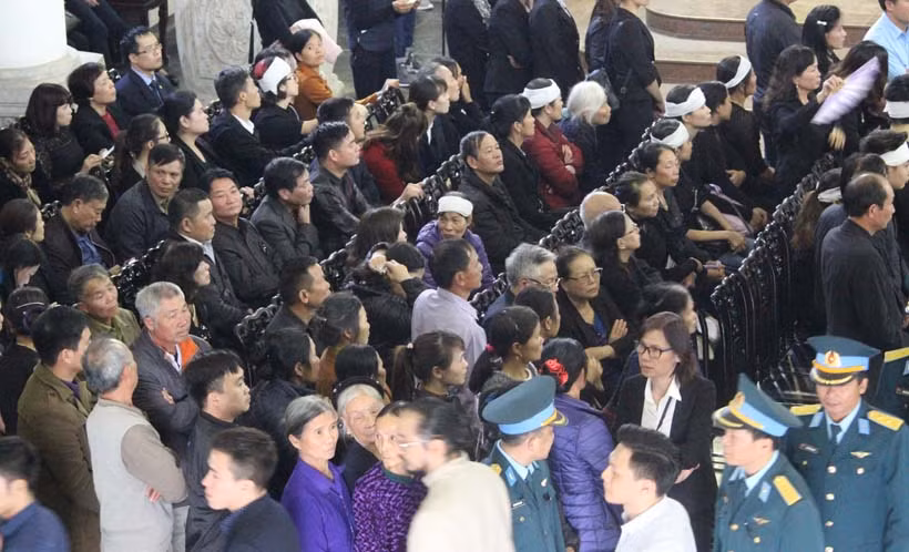 Rất đông người thân, bạn bè đến chia buồn trước sự hy sinh của Thiếu tá Nguyễn Thành Trung.