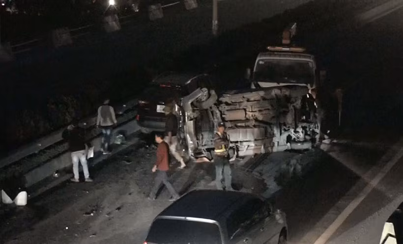 Đến 18h15 cùng ngày, hiện trường vụ tai nạn vẫn chưa được xử lý xong.