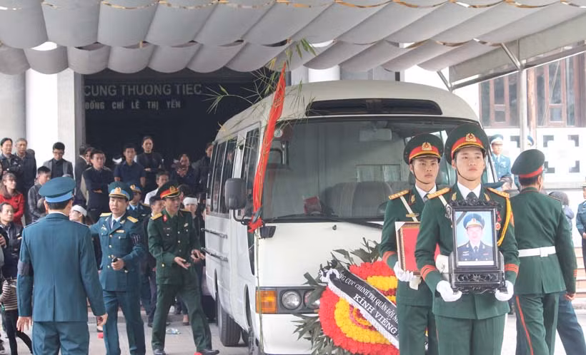 Xe chở linh cữu anh về với đất mẹ.