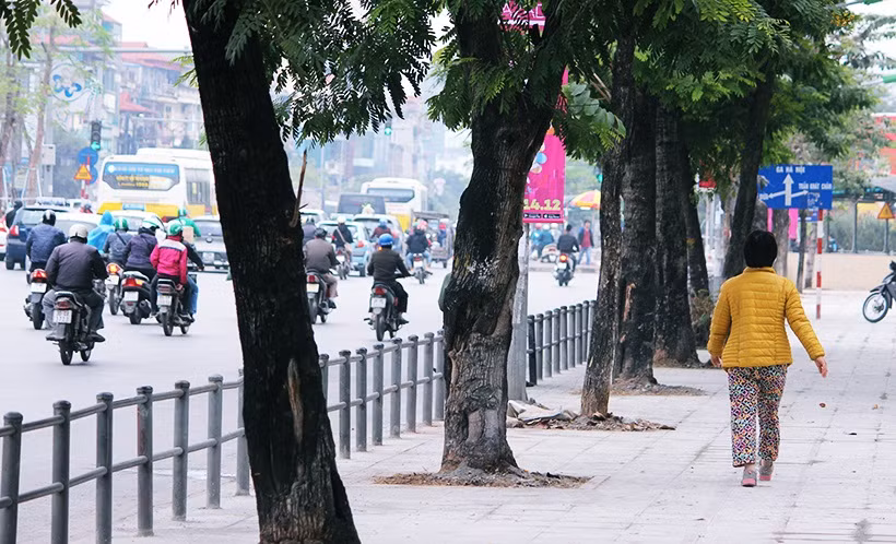 Hàng rào barie được lắp đặt dài trên đoạn đường Giải Phóng (cạnh trường ĐH Bách Khoa).