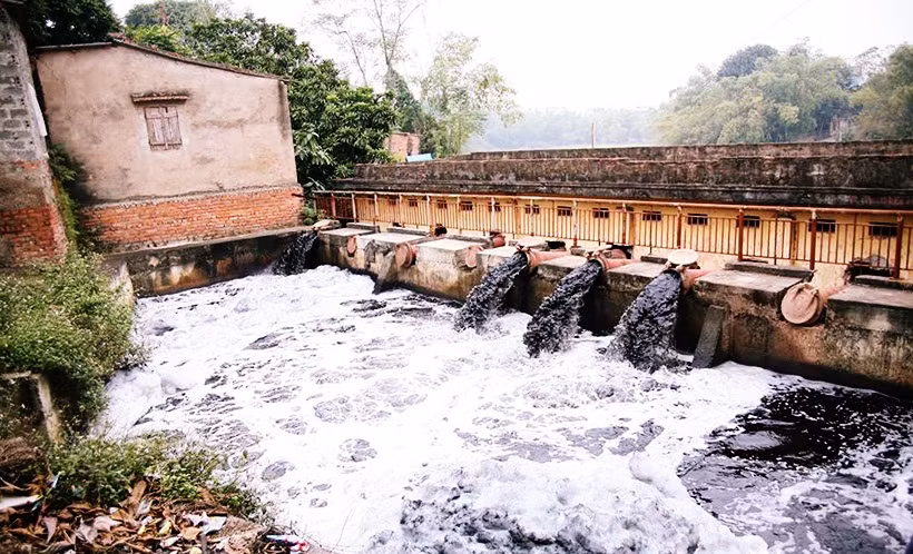 Tình trạng dùng nước ô nhiễm tưới rau đã xảy ra suốt thời gian qua tại xã Lam Điền (huyện Chương Mỹ, Hà Nội). Dòng nước này có nguồn gốc từ sông Đáy bơm qua trạm Lam Điền (có tổng cộng 11 máy bơm nhưng chỉ hoạt động 5 máy) lên phục vụ người dân chuẩn bị cày cấy Đông Xuân 2017-2018.