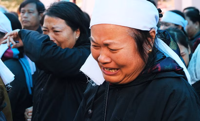 Người thân Trung tá Trần Văn Vang nghẹn ngào tiễn đưa anh.