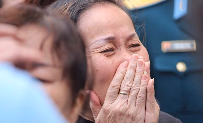 Người thân khóc nức nở.