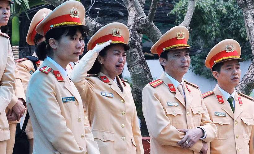 Đồng đội khóc nghẹn ngào tiễn biệt anh.